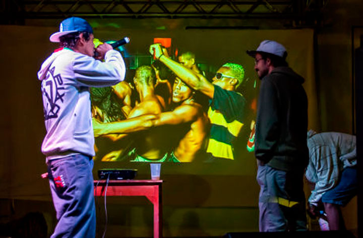 Duelo de Rimagem, com rappers cantando no palco, no viaduto Santa Tereza