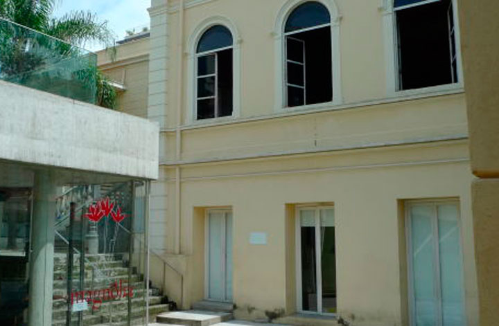 Foto da Fachada do Museu Mineiro, com a parte da galeria nova e o vidro que cerca a galeria